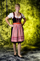 Vorschaubild, Im Dirndl