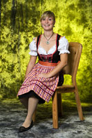 Vorschaubild, Im Dirndl