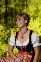 Vorschaubild, Im Dirndl