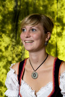 Vorschaubild, Im Dirndl