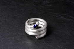 Vorschaubild, Silberring auf Schieferplatte